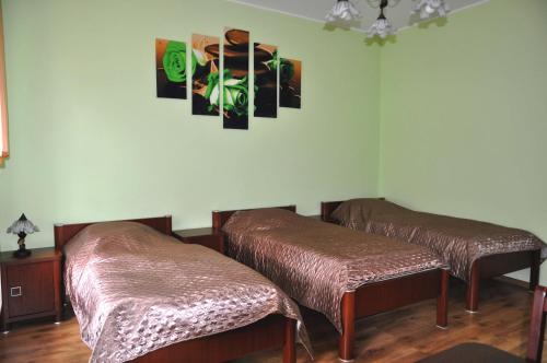 מיטה או מיטות בחדר ב-Apartament Przy Deptaku