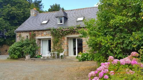 Κήπος έξω από το Manoir de Kerguezennec Holiday Home