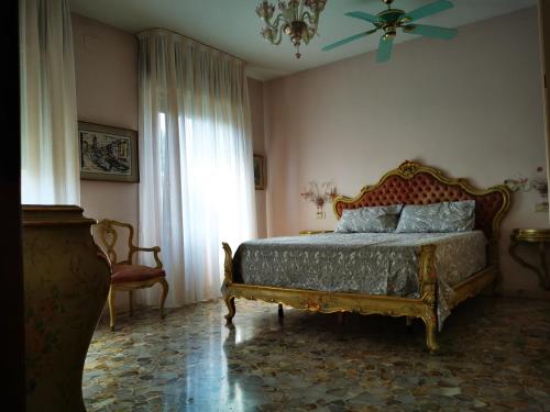 Schlafzimmer mit einem Bett und einem Deckenventilator in der Unterkunft Cà ARIVANLIAL Venice villa apartament in Lido di Venezia