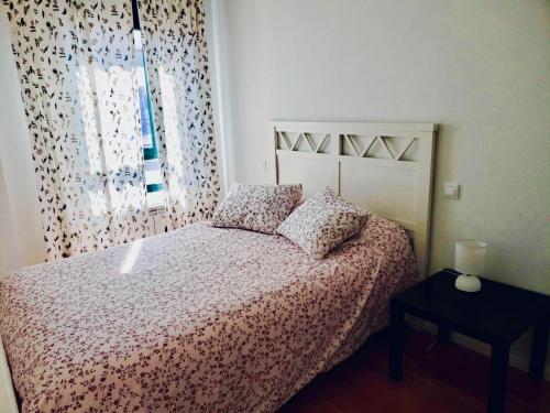 a bedroom with a bed and a window at Roxy 1 in Ávila