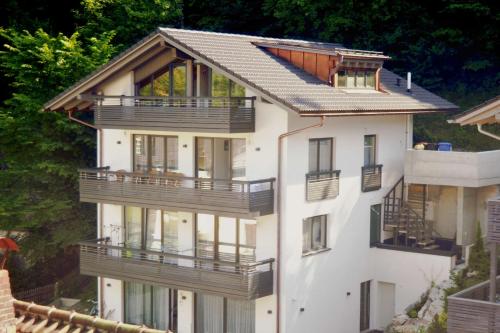 un edificio blanco con balcones en un lateral en Gästehaus am Riedweg en Garmisch-Partenkirchen