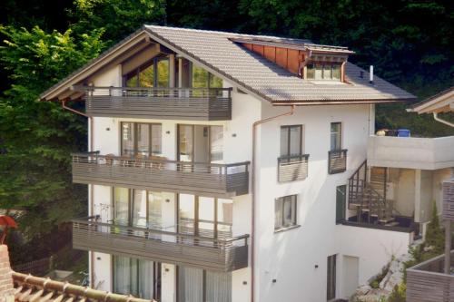 ein weißes Gebäude mit Balkon auf der Seite in der Unterkunft Gästehaus am Riedweg in Garmisch-Partenkirchen