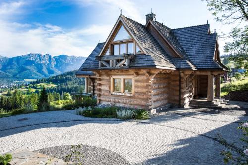 domek z bali z dachem na górze w obiekcie Apartament Gubałówka w Zakopanem