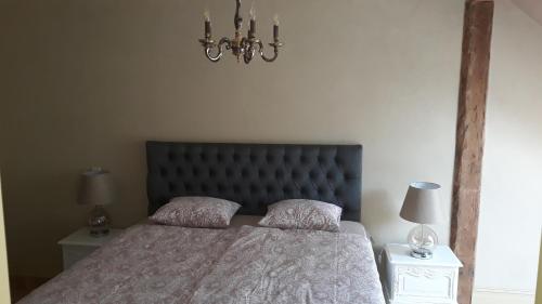 een slaapkamer met een bed met een zwart hoofdeinde bij Vanalinna apartement in Viljandi