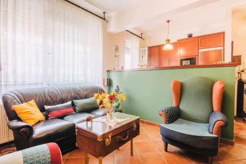 un soggiorno con divano e 2 sedie di Gallery home,Downtown, Ioannina. a Ioannina