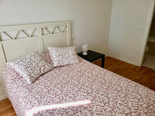 a bedroom with a bed with a pink blanket and pillows at Roxy 1 in Avila