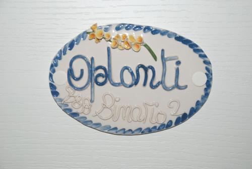 a blue and white plate with the word deansteen on it at Binario 2 in San Giorgio a Cremano