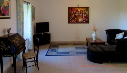 un salon avec un canapé et une table dans l'établissement Rose cottage, à Pontrieux