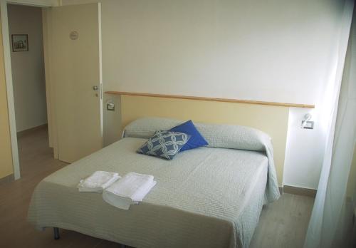 a bedroom with a bed with two towels on it at Binario 2 in San Giorgio a Cremano