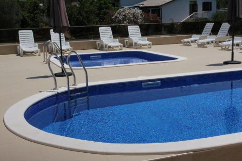 Der Swimmingpool an oder in der Nähe von Zigovic Apartmani