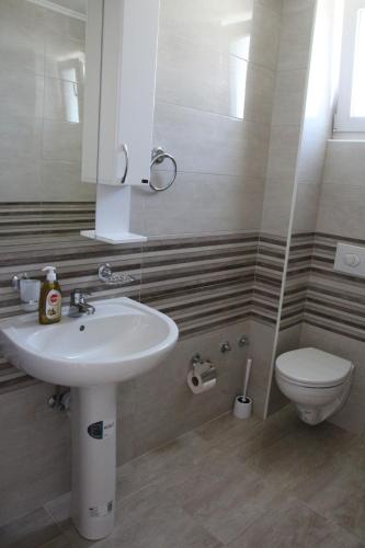 Ein Badezimmer in der Unterkunft Zigovic Apartmani