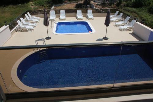 Der Swimmingpool an oder in der Nähe von Zigovic Apartmani