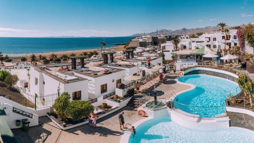 een luchtzicht op een resort met een zwembad bij Apartamentos Moraña in Puerto del Carmen