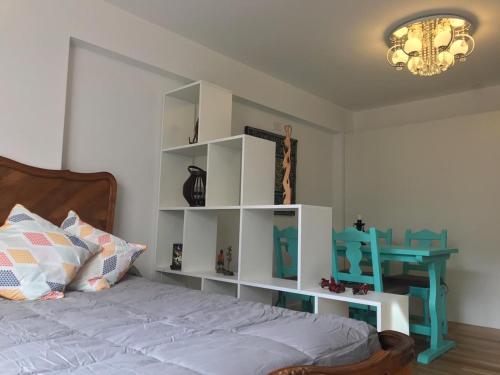 - une chambre avec un lit et une étagère blanche dans l'établissement Deco Suite Salta, à Salta