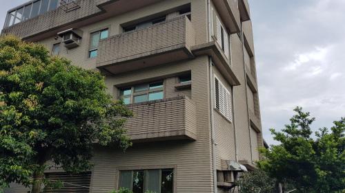 um edifício de apartamentos alto com uma varanda em Toucheng Homestay em Toucheng