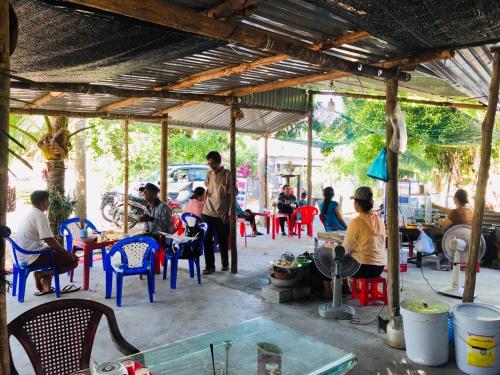 En restaurant eller et andet spisested på Thanh Nhi Homestay