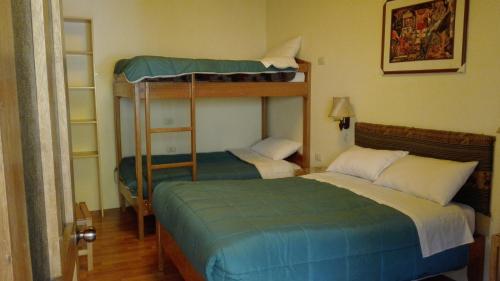 a bedroom with two bunk beds and a bed at B&B Chayana Wasi in Ollantaytambo