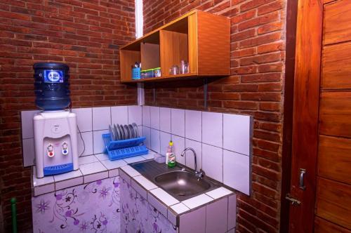 Η κουζίνα ή μικρή κουζίνα στο Berkah Homestay