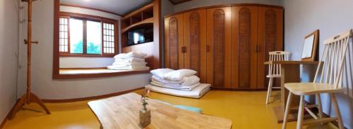 a room with a table and some white towels at BluePlanet in Gyeongju