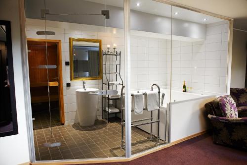 Ett badrum på Clarion Collection Hotel Slottsparken