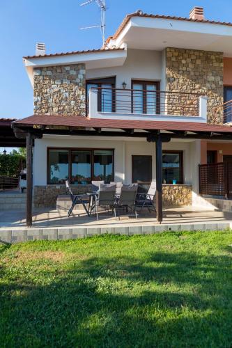 Villa Kristin 2 - Great Location, Sea Views, BBQ