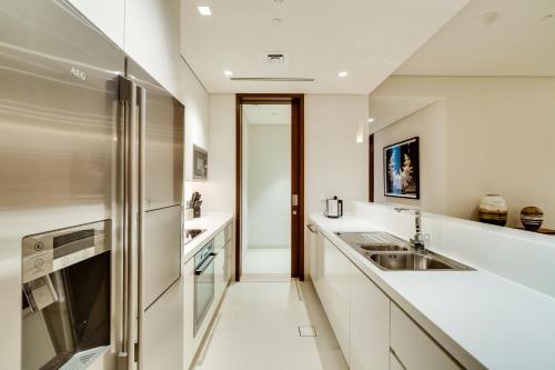 Kuchyň nebo kuchyňský kout v ubytování Vida Emirates Hills Residences