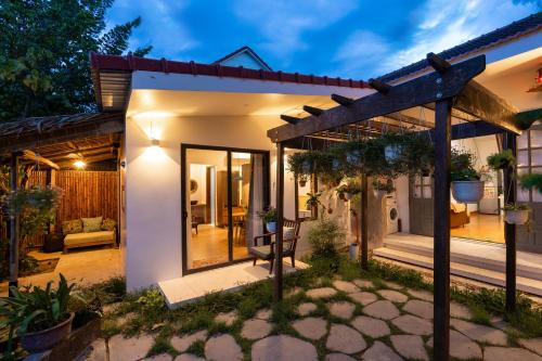 a house with a view of the patio at Mimi House in Hoi An