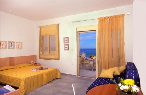 een slaapkamer met 2 bedden en uitzicht op de oceaan bij Lissos Beach in Plataniás