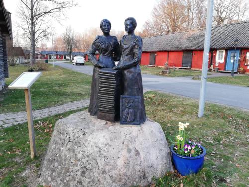 a statue of two people standing on a rock at STF Långasjö Vandrarhem in Långasjö