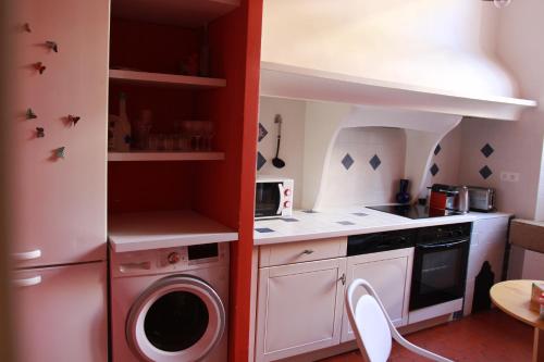 Il comprend une cuisine équipée d'un lave-linge et d'un sèche-linge. dans l'établissement spacieux Rue d'Antibes, à Cannes