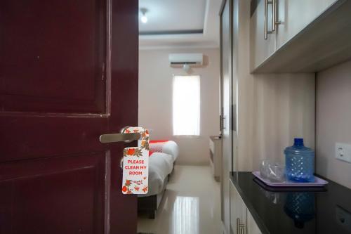 a room with a door with a bed in it at Super OYO 270 Madinah Residence Syariah in Talang Kelapa