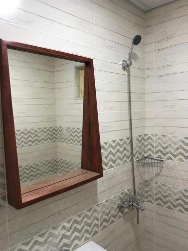 un miroir sur le mur d'une salle de bains dans l'établissement Verin Tun, à Dilidjan