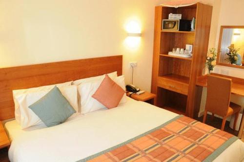 Postel nebo postele na pokoji v ubytování Sefton Express Hotel