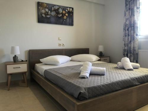 Un dormitorio con una cama con dos toallas encima. en Ismene Apartments, en Argostoli
