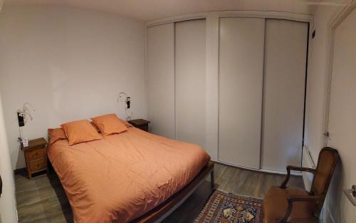 1 dormitorio pequeño con 1 cama y 1 silla en Apartamento Angostrina, en Angoustrine