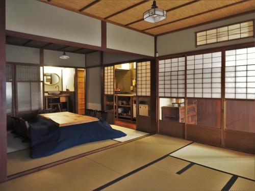 เตียงในห้องที่ Kyoto Machiya Cottage Karigane