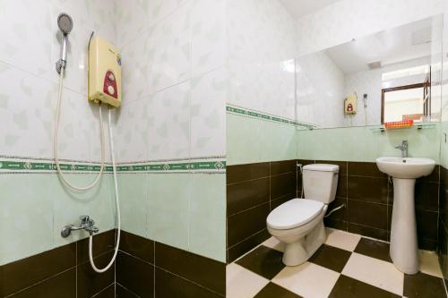 Bathroom sa OYO 261 Binh Dung Hotel