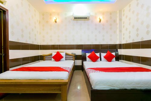 Kama o mga kama sa kuwarto sa OYO 261 Binh Dung Hotel