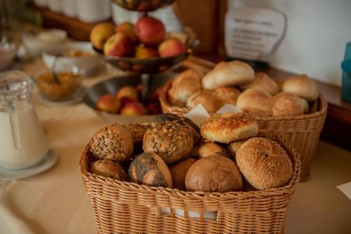 two baskets filled with different types of bread on a table at Hotel und Berggasthof Spießberghaus in Friedrichroda
