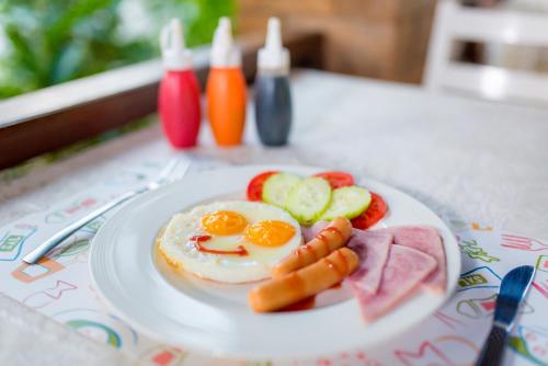 a plate of food with eggs and vegetables on a table at Banviewnam Camping & Resort in Bān Tha Pu Deang