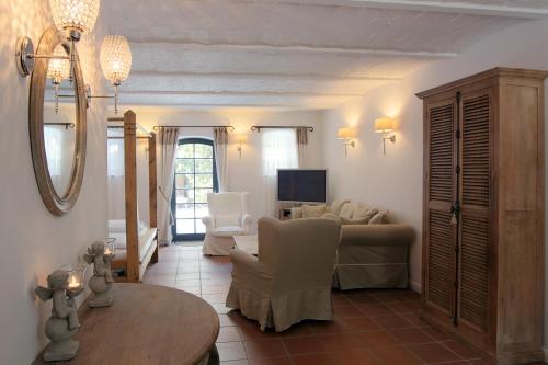 a living room with a couch and a table at Spreewaldresort Seinerzeit in Schlepzig