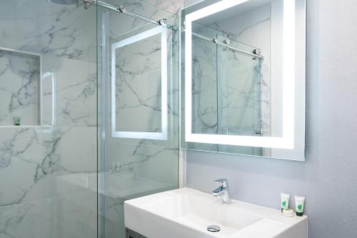 Ванная комната в Glen Capri Inn and Suites - Burbank Universal