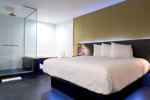 Ένα ή περισσότερα κρεβάτια σε δωμάτιο στο Glen Capri Inn and Suites - Burbank Universal