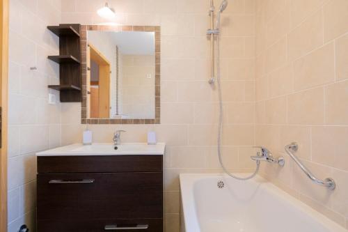 La salle de bains est pourvue d'un lavabo, d'une baignoire et d'un miroir. dans l'établissement Stone Villa Rafael, à Slivno