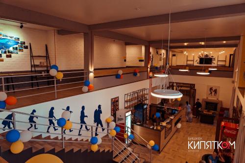 an overhead view of a gym with balloons on the wall at ololoFreelander Hostel&Coworking in Bishkek