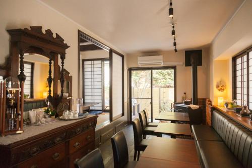 - une salle à manger avec une table et un miroir dans l'établissement Miyajima Fujinoya Female Only, à Miyajima