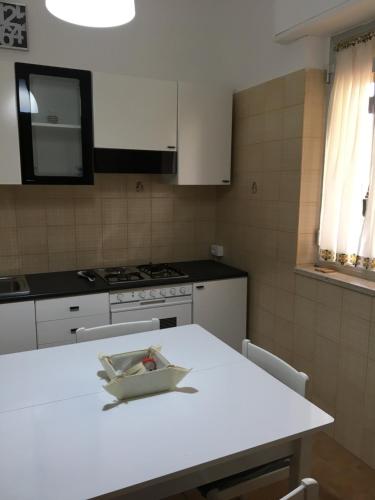 - une cuisine avec un comptoir blanc et une cuisinière dans l'établissement Villa Augustea, à Alcamo