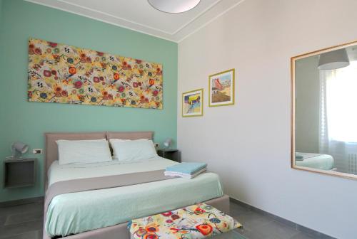 1 dormitorio con 1 cama con una pintura en la pared en Torino Comodo Al Centro, en Turín