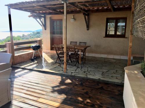 un patio avec une table et des chaises sur une terrasse dans l'établissement Residence du valinco Appartement, à Olmeto