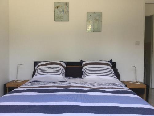 Ένα ή περισσότερα κρεβάτια σε δωμάτιο στο LE MAZET DES MYRTES